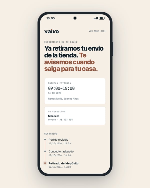 Página de seguimiento de Vaivo en un celular: el envío ya fue retirado del depósito, con la franja de entrega estimada, el conductor asignado y el recorrido paso a paso.